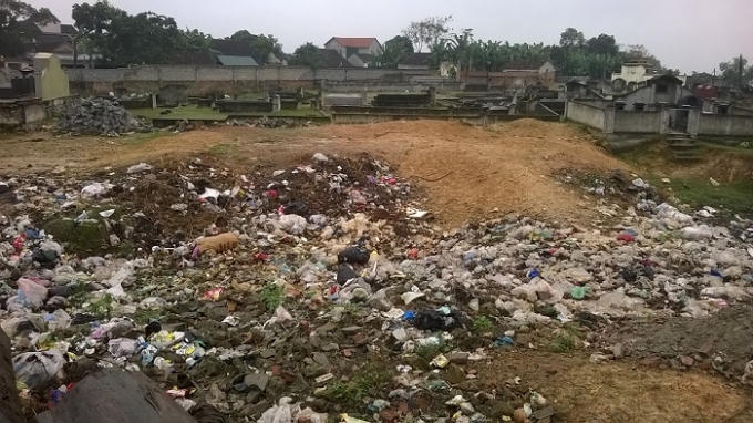 Khắp nghĩa địa Cồn Lim, đâu đâu cũng thấy rác (ảnh Duy Ngợi).