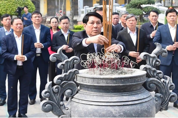 Chủ tịch nước Lương Cường và đoàn công tác dâng hương Tổng Bí thư Nguyễn Văn Linh.