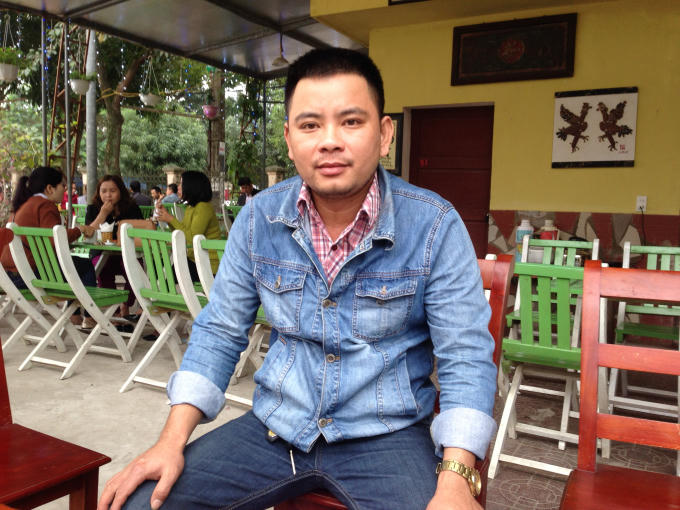 Anh trai nạn nhân trình bày với phóng viên.