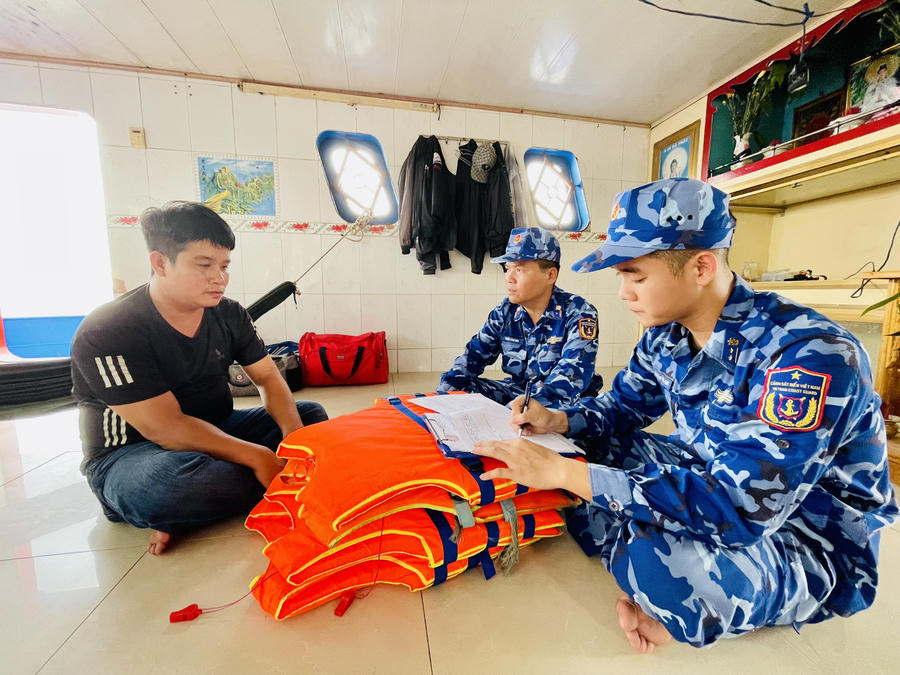 Lực lượng chức năng lập biên bản vi phạm hành chính tàu LA-05058.