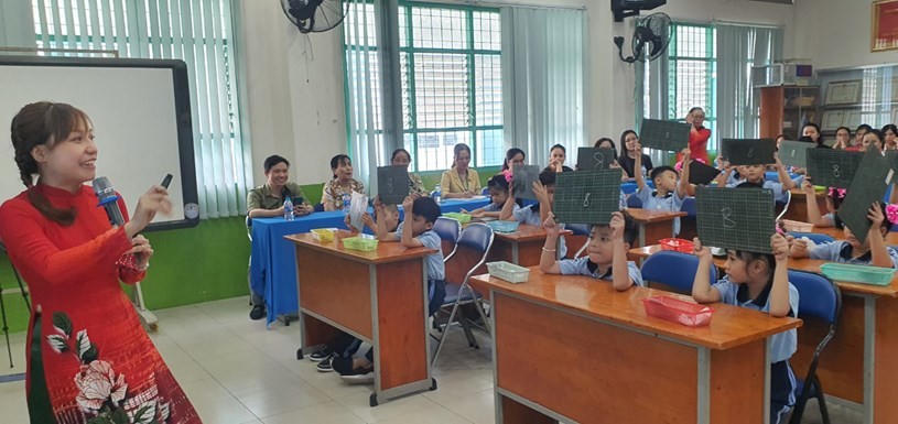 Tiết học mở ở Trường tiểu học Đống Đa, quận Tân Bình, TP HCM mời phụ huynh đến học cùng con để hiểu hơn về đổi mới giáo dục. Đây cũng được xem là một trong những hoạt động thuộc mô hình 5S.