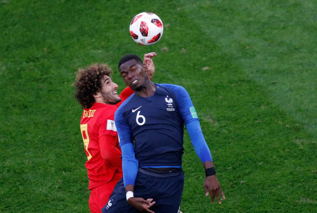 Pha tranh bóng giữa Fellaini (trái) và Pogba (phải), hai cầu thủ đang khoác áo CLB MU