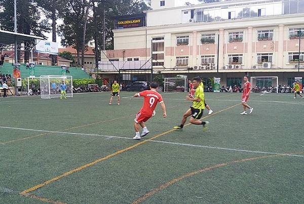 Một tình huống lên bóng của Liên quân báo chí Thanh Hóa (quần áo đỏ) với đội Báo Pháp luật Việt Nam.