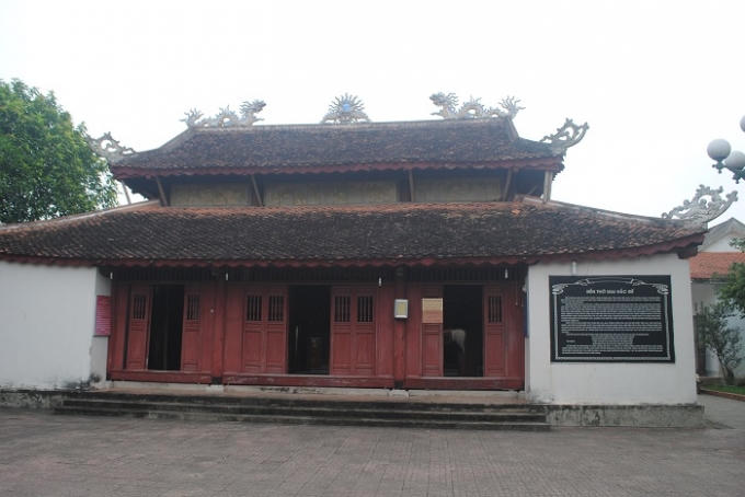 Hạ điện đền thờ Vua Mai Hắc Đế nơi hành lễ, thờ cúng cộng đồng và lưu giữ nhiều cổ vật còn lại như long ngai, bài vị, câu đối đang bị hư hại nghiêm trọng. Ảnh Duy Ngợi