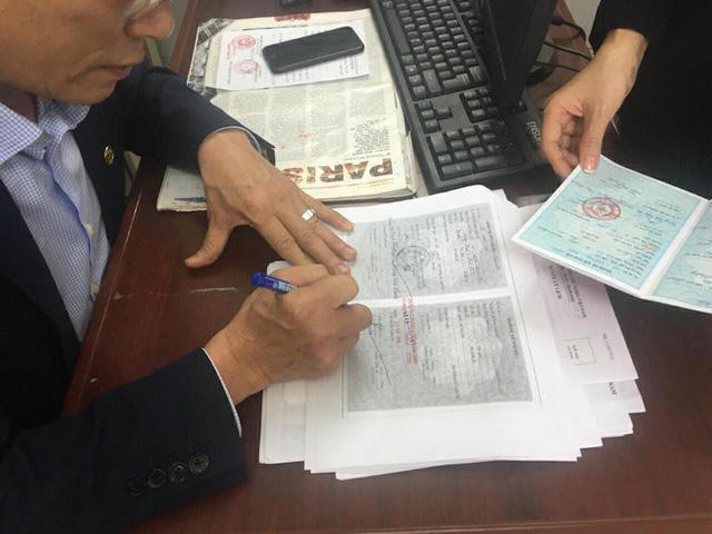 Ông Nguyễn Minh Tú - Chủ tịch UBND phường Ngọc Khánh trực tiếp giải quyết giấy tờ, hồ sơ cho công dân.