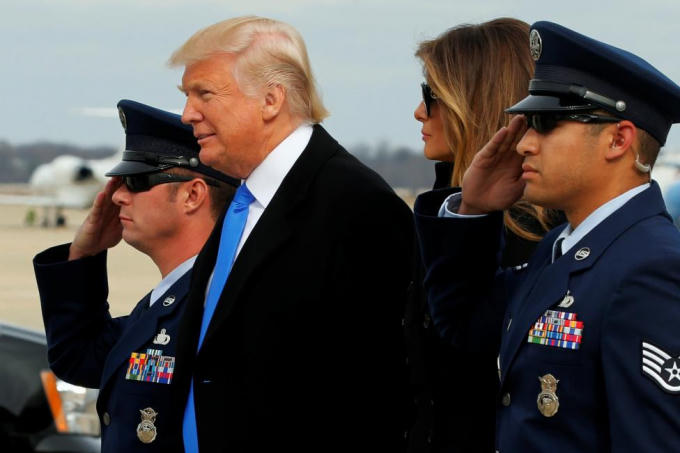 Tổng thống đắc cử Donald Trump chuẩn bị lên xe để tới Nghĩa trang Quốc gia Arlington. (Ảnh: Reuters)