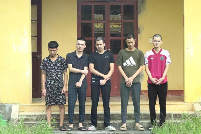 Các đối tượng trong đường dây sản xuất giấy tờ giả - Ảnh Công an Quảng Trị.