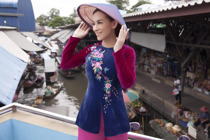 Phi Nhung duy&ecirc;n d&aacute;ng &aacute;o b&agrave; ba tr&ecirc;n chợ nổi Th&aacute;i Lan khiến du kh&aacute;ch trầm trồ ngợi khen