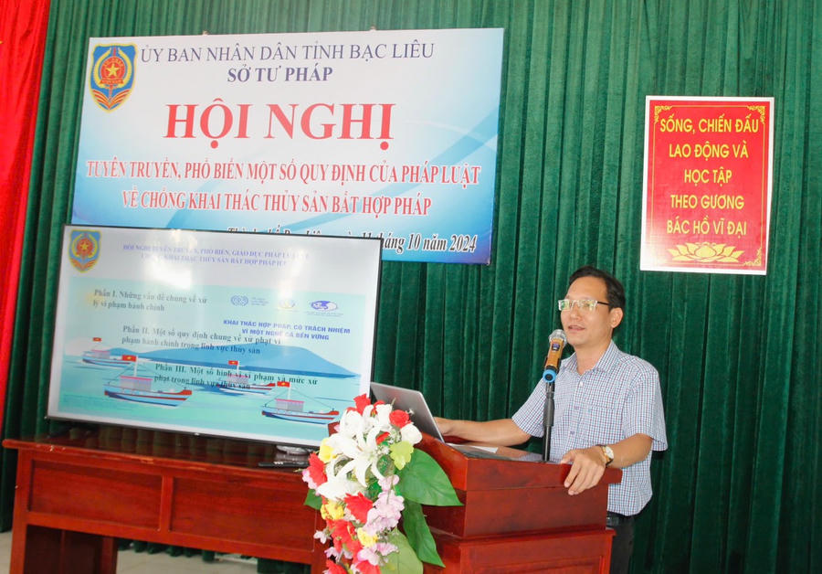 Đại diện Sở Tư pháp Bạc Liêu phổ biến một số luật với hành vi liên quan đến khai thác, mua bán, vận chuyển trái phép thủy sản.