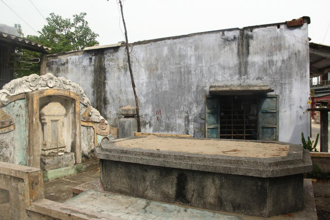 Nhiều nhà chỉ cần mở cửa với tay ra là chạm tới mộ.