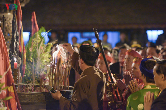 Nghi lễ dâng hương đền Trần.