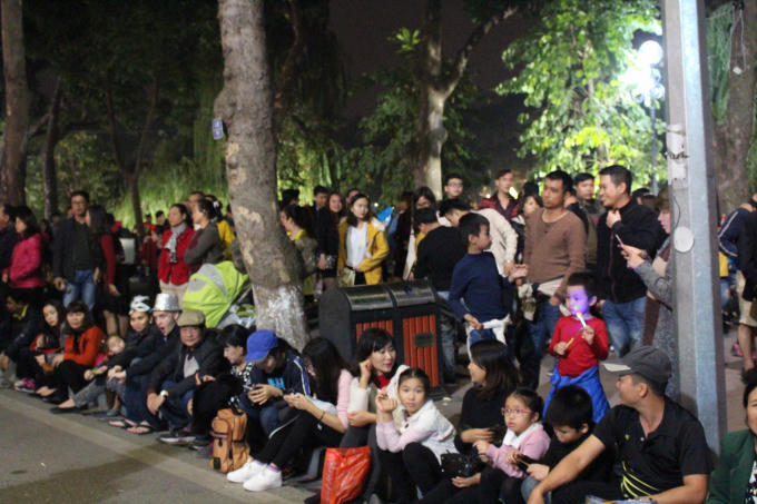 Phút nghỉ chân hiếm hoi để cùng chung vui thời khắc đếm ngược chia tay năm cũ.