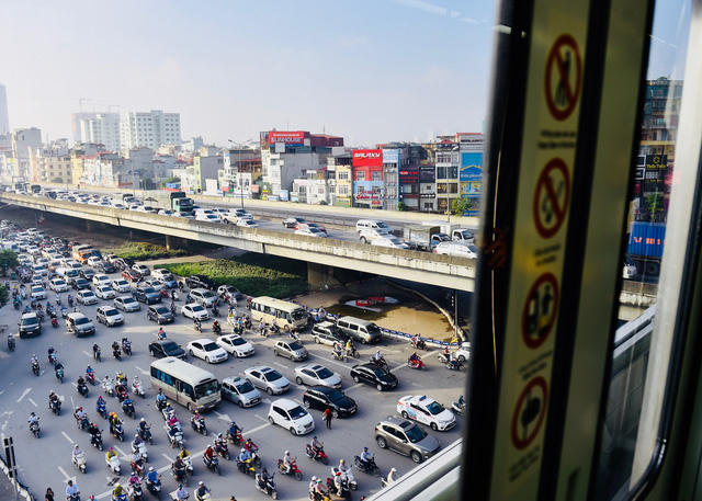 Từ trên tàu Cát Linh - Hà Đông nhìn xuống dòng phương tiện kẹt cứng, hối hả trong giờ cao điểm buổi sáng