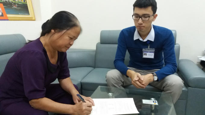 Bà Ngần ký vào lá đơn hiến tạng.