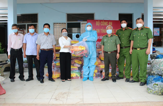 Quà từ “Gian hàng 0 đồng” của Công an tỉnh Đồng Nai trao cho bà con tại xã Phước Khánh, huyện Nhơn Trạch