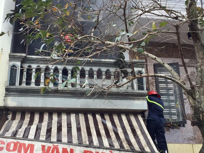 Cán bộ chiến sỹ Phòng Cảnh sát PCCC tiến hành giải cứu nạn nhân bị mắc kẹt bên trong ngôi nhà.