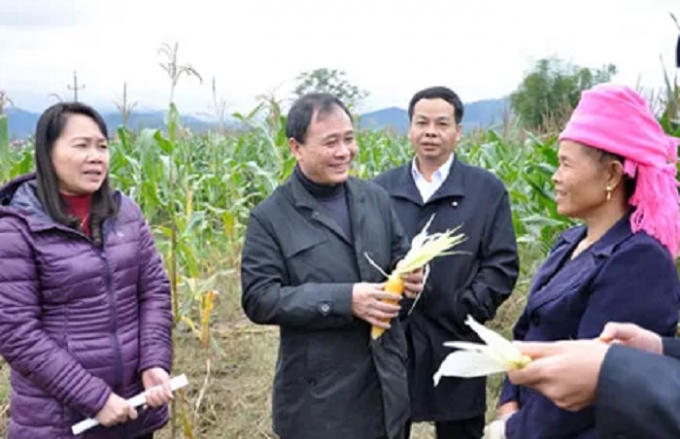 Bí thư Tỉnh ủy Phạm Duy Cường trao đổi về tình hình sản xuất và đời sống với người dân xã Nghĩa Lợi, thị xã Nghĩa Lộ. (Ảnh, Đắc Nguyên).