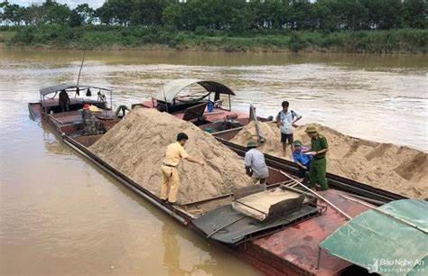 Lực lượng chức năng kiểm tra kkhai thác cát trên sông Lam.