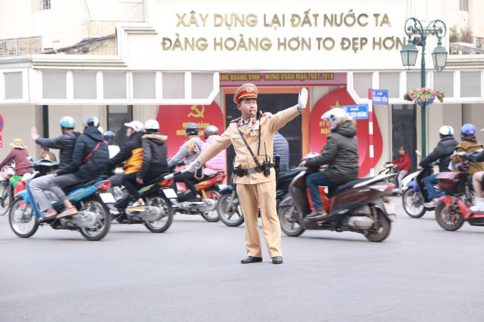 Chiến sĩ CSGT hướng dẫn, phân luồng giao thông tại Ngã tư Tràng Tiền - Hàng Bài vào chiều 13/2.
