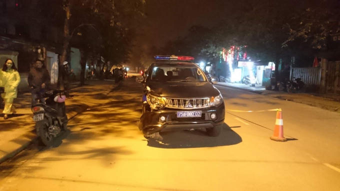 Chiếc xe biển xanh bị hử hỏng phần đầu.