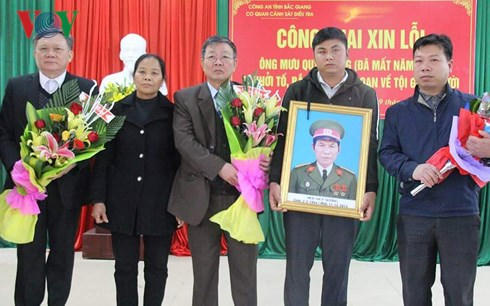 Con trai ông Sường mang di ảnh ông tới dự buổi xin lỗi.