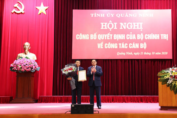 Đồng chí Phạm Minh Chính, Ủy viên Bộ Chính trị, Bí thư Trung ương Đảng, Trưởng Ban Tổ chức Trung ương trao Quyết định của Bộ Chính trị cho đồng chí Nguyễn Văn Thắng