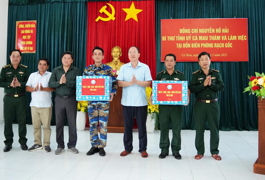 Bí thư Tỉnh uỷ Cà Mau và đoàn công tác tặng quà cán bộ, chiến sĩ Đồn Biên phòng Rạch Gốc và Hải đội biên phòng (BĐBP Cà Mau).