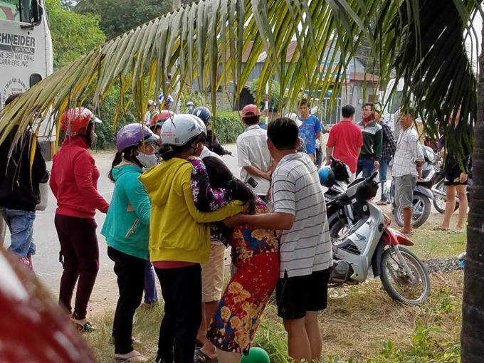 Người phụ nữ khóc ngất bên cạnh thi thể con trai.