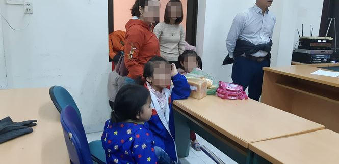 Các bé ngồi chờ đến lượt vào làm xét nghiệm.