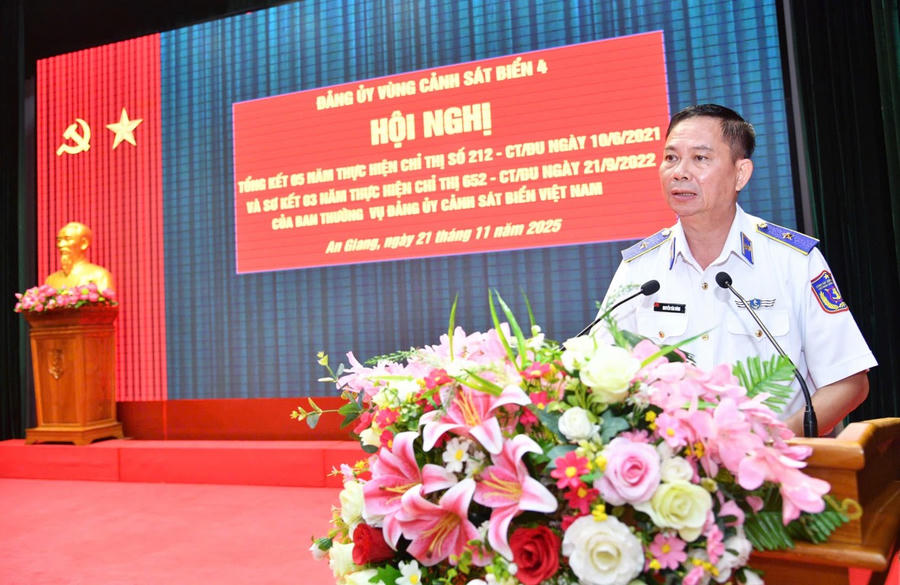 Thiếu tướng Nguyễn Văn Dũng - Bí thư Đảng ủy, Chính ủy Bộ Tư lệnh Vùng Cảnh sát biển 4 phát biểu tại Hội nghị.