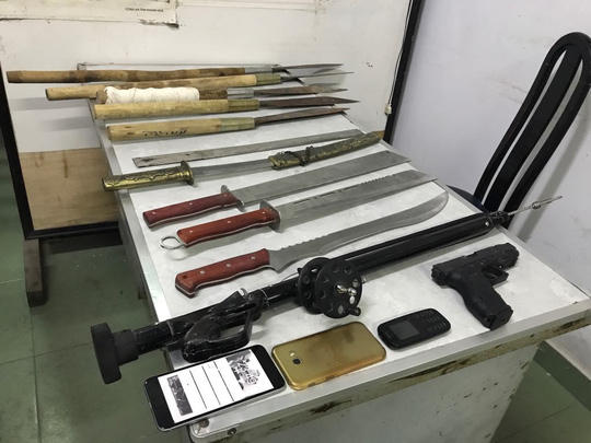 Một số khung khí mà lục lượng chức năng thu giữ tại hiện trường do các thanh niên trong vụ hỗn chiến bỏ lại. (Ảnh: Cơ quan công an cung cấp)