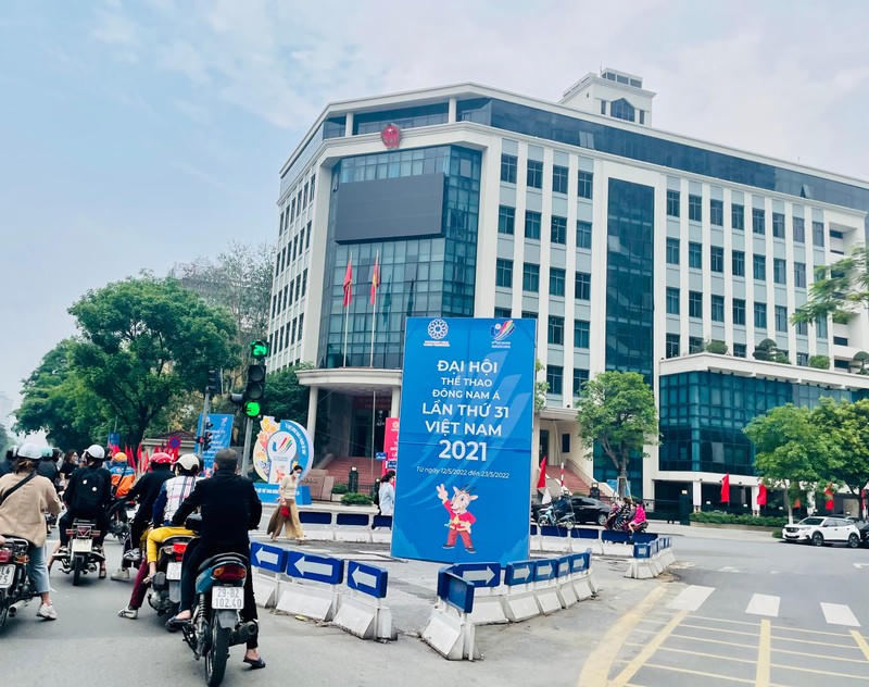 Cụm pano cố định tại ngã tư Liễu Giai - Vạn Phúc