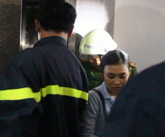 Sau hơn 20 ph&uacute;t, lực lượng cứu hộ đ&atilde; đưa chị Ly (giữa) ra ngo&agrave;i an to&agrave;n.