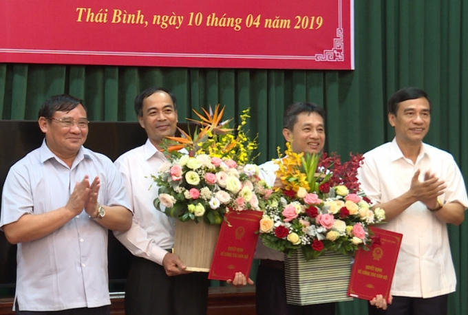 Lãnh đạo tỉnh Thái Bình trao quyết định và chúc mừng đồng chí Nguyễn Thanh Tuyền, Trần Hồng Sơn.