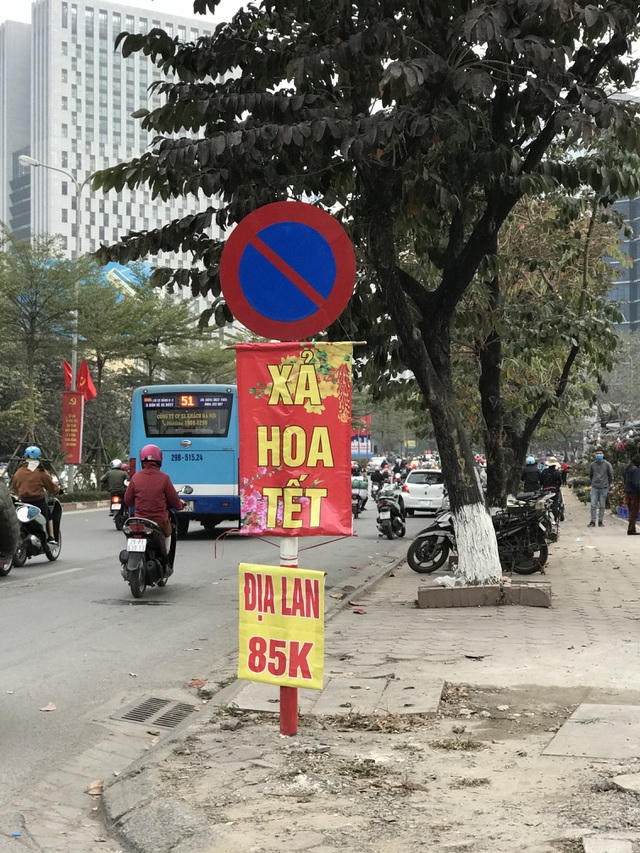 Những biển hiệu quen thuộc trong mùa Tết Tân Sửu