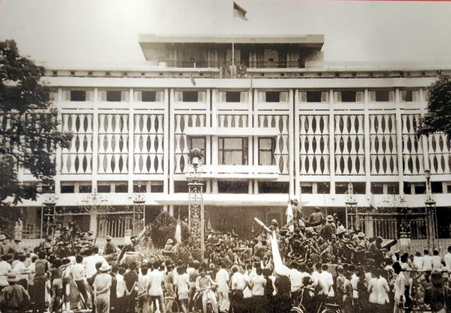 Cờ chiến thắng tung bay trên nóc dinh Độc Lập, cơ quan đầu não của chính quyền Sài Gòn, sáng ngày 30/4/1975, kết thúc thắng lợi cuộc kháng chiến chống Mỹ, cứu nước của nhân dân Việt Nam.