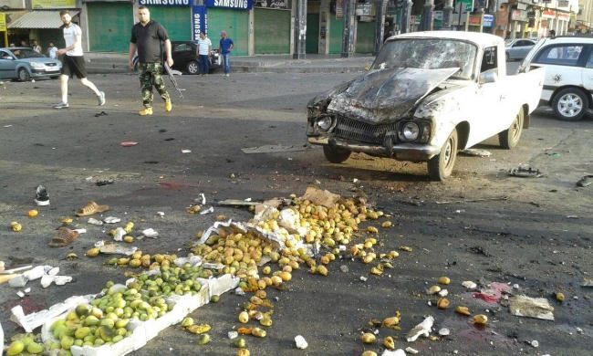 Hiện trường xảy ra vụ đánh bom tại một khu chợ ở thành phố Sweida - Ảnh: Reuters