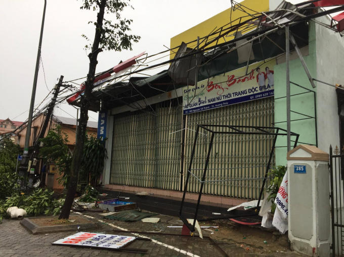 H&agrave;ng trăm nh&agrave; d&acirc;n bị lốc xo&aacute;y &ldquo;t&agrave;n ph&aacute;&rdquo; trong đ&ecirc;m