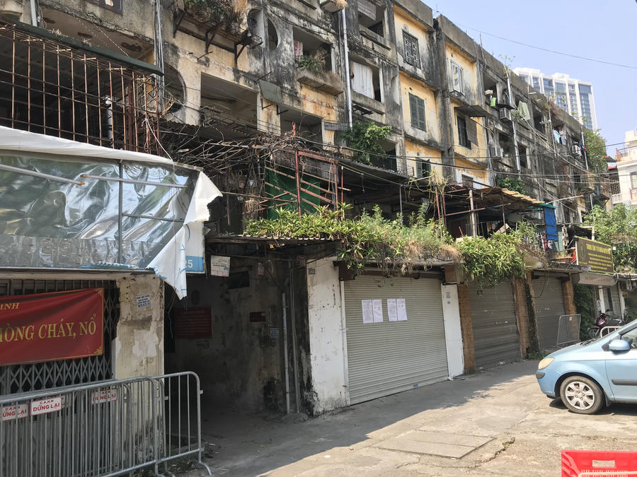 Hà Nội mới chỉ cải tạo được 1% số chung cư cũ. Ảnh: Việt Khánh.