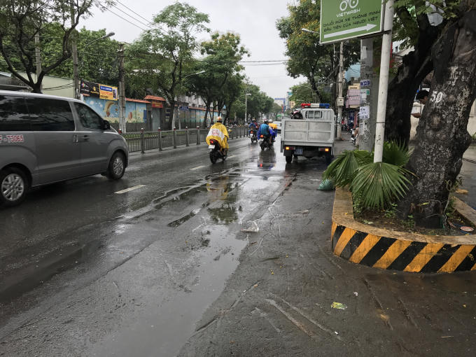 Đoạn đường xảy ra vụ việc vừa có mưa nên rất trơn.