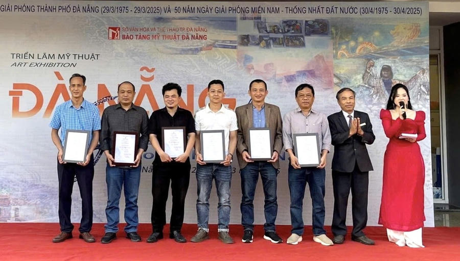 Các hoạ sĩ, nhà điêu khắc được trao chứng nhận. Ảnh BTMTĐN