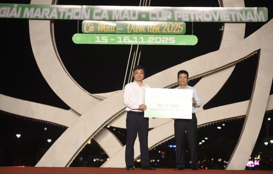 Công ty Cổ phần – Tổng Công ty Phân bón Dầu khí Cà Mau trao bảng tài trợ 50 tỷ đồng cho Quỹ học bổng “Thắp sáng niềm tin”.