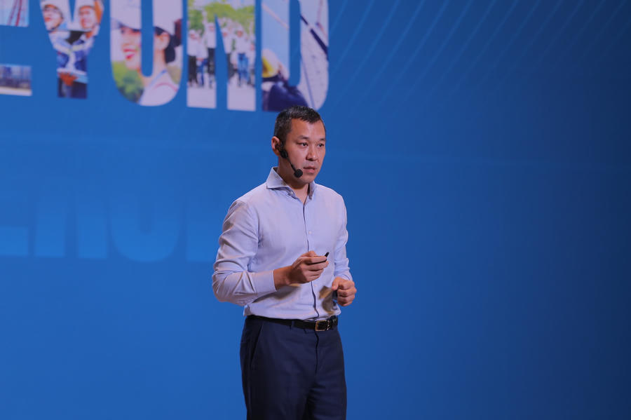 Chủ tịch HĐQT Coteccons Bolat Duisenov thuyết trình tại đại hội thường niên tổ chức hồi tháng 4 (Ảnh: CTD).