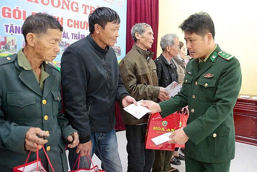 Chiến sĩ Đồn Biên phòng Lạch Kèn cùng với các cơ quan, tổ chức, lực lượng vũ trang trên địa bàn huyện cùng vui xuân - đón Tết, tặng quà nhân ái cho các gia đình chính sách, hộ nghèo trên địa bàn.