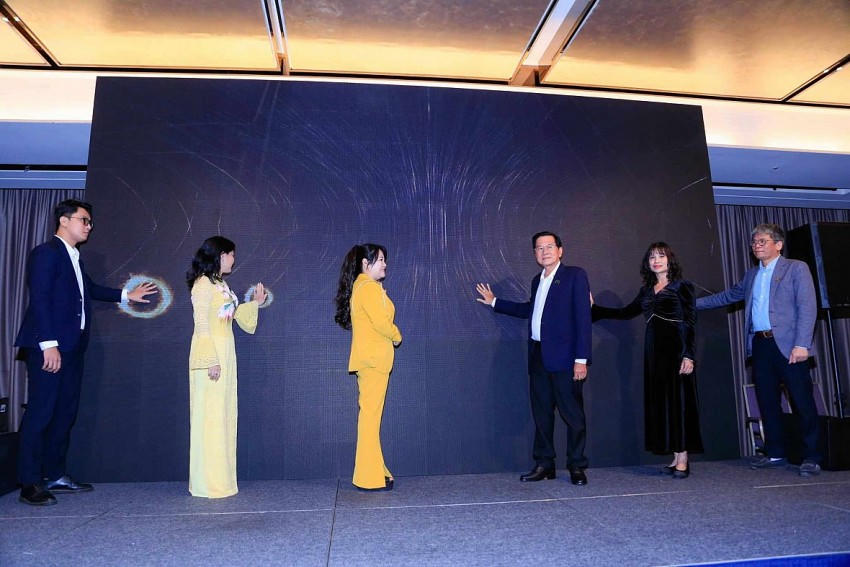 Lãnh đạo Thời báo VTV và các đại biểu cùng thực hiện nghi lễ ấn nút vận hành chuyên trang VTV bất động sản.