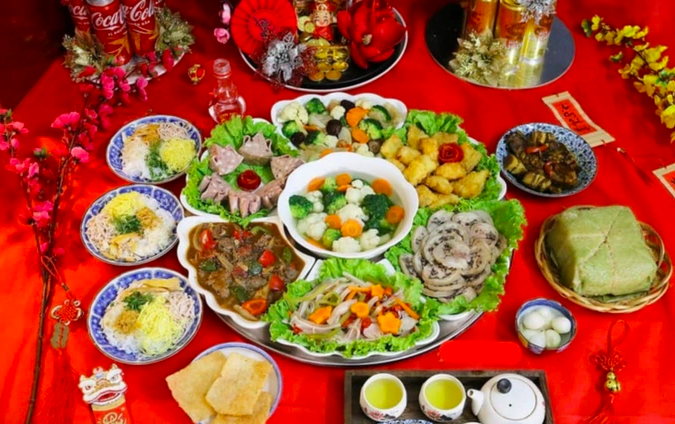 Mâm cỗ mặn cúng rằm tháng Giêng hầu như không thể thiếu thịt gà, xôi gấc và bánh chưng (Ảnh minh họa: TNI).