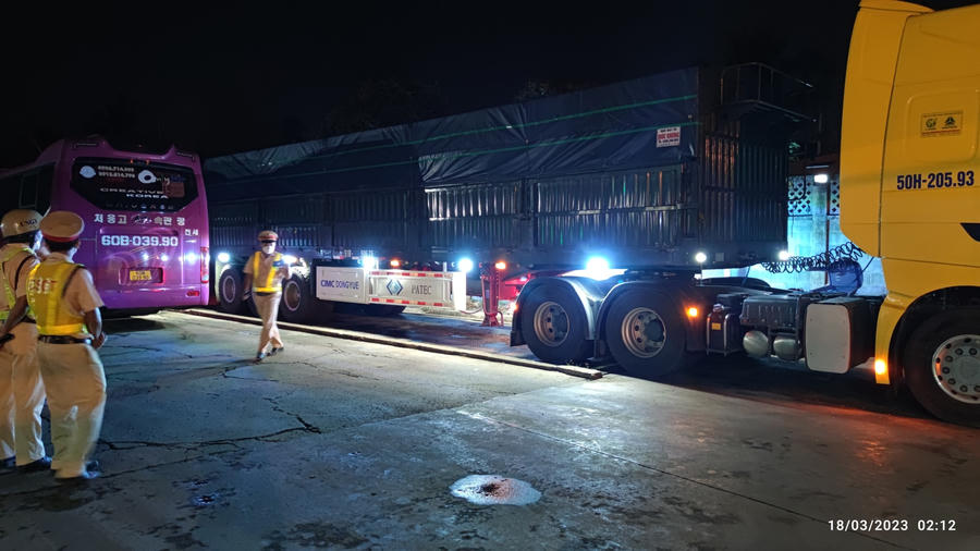 Công an huyện Long Thành kiểm tra tải trọng chiếc xe chở đất sét lậu