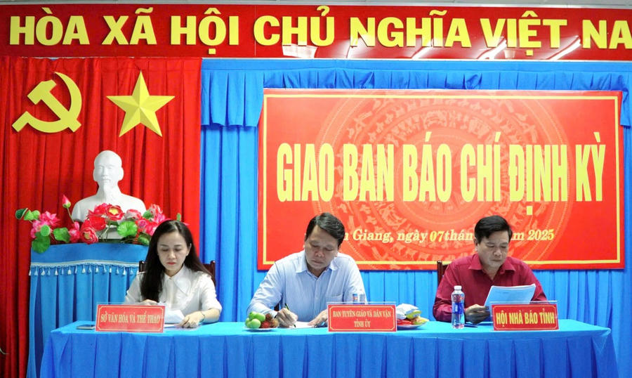 Lãnh đạo Ban Tuyên giáo và Dân vận Tỉnh ủy, Sở Văn hóa và Thể thao, Hội Nhà báo tỉnh chủ trì giao ban. Ảnh: Khánh Thùy