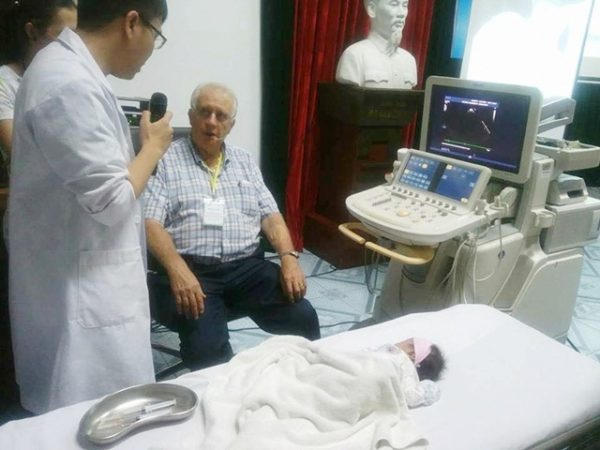 GS Silverman dạy “thực hành siêu âm trên bệnh nhân”. Ảnh: Khánh Chi