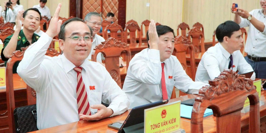 Đại biểu HĐND thông qua các Nghị quyết quan trọng tại kỳ họp.